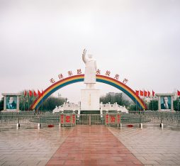 A grand statue of Mao in Nanjiecun