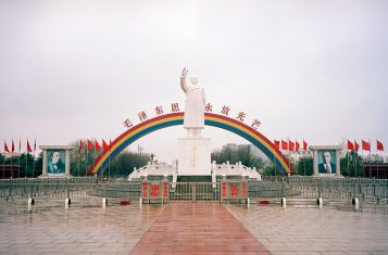 A grand statue of Mao in Nanjiecun