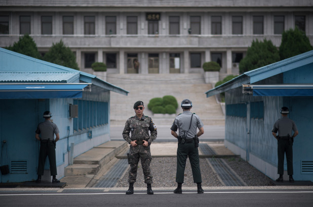 2 guards at the Korean DMZ