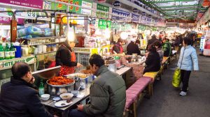 food_vendors_inside_gwangjang_market_in_seoul