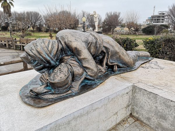 statue of a grand father protecting his grand daughter during the Halabja chemical attack