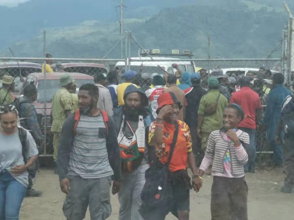 People attending the Mont Hagen Cultural Show