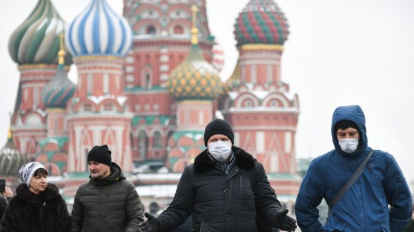 Tourists walking with masks in Moscow