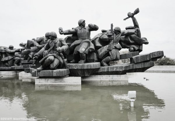 One of the many Soviet monuments in Kiev - The city of Domes