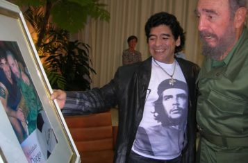 Diego Maradona presenting a painting to Fidel Castro