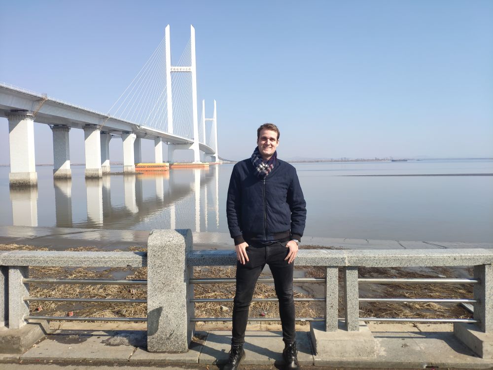 Can you live in Dandong?