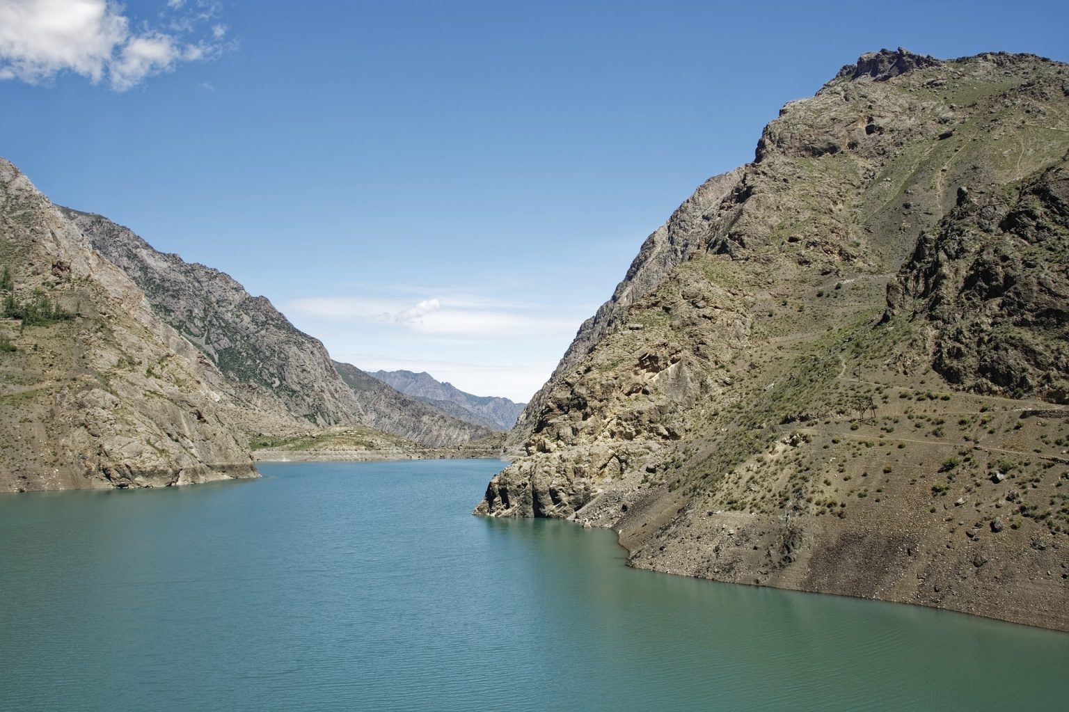 Семь озер вода. 7 Озёр Таджикистан. Горы и вода Таджикистана. Таджикистан 7 озер фото. Озеро Сарез в Таджикистане фото.