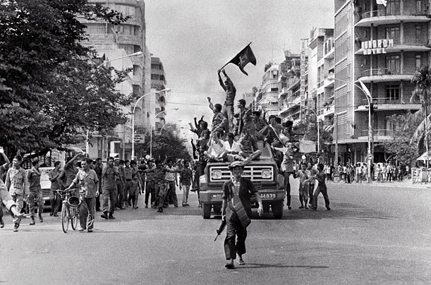 Khmer Rouge seize the capital, ending the civil war