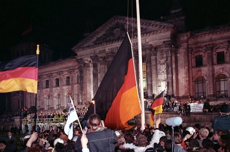 Raising the German flag in 1990, without the east German flag.